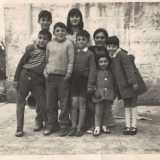 Paolo, Carmine, Francesco e Felice D'Aniello, qui piccoli con i loro fratelli e sorelle, sono i discendenti di una famiglia che lavora la terracotta da secoli